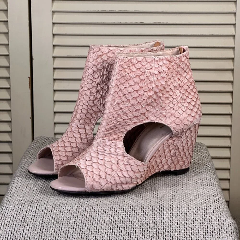 Anthropologie Blush Pink Textured Peep Toe Wedge Heels Ankle Bootie Zip Size 9.5